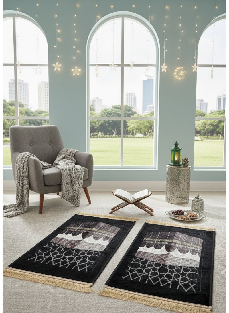 سجادتي باكج 1+1 سجادة صلاة الكعبة المشرفة ،تصميم مستوحى من الكعبة المشرفة، ناعمة ومريحة للاستخدام اليومي في المنزل والمسجد، خفيفة وسهلة الحمل مثالي لهدايا رمضان والعيد، مقاس 70×110 سم، باللون الأسود - Image 1